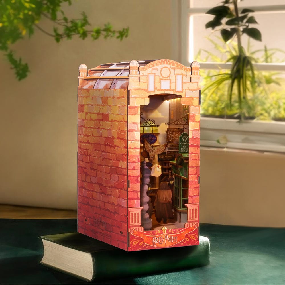 Book Nook Kits 237 Pieces | 25.7×11×17.1 cm (10.1" x 4.3" x 6.9") Harry Potter: Diagon Alley - DIY Book Nook Kit